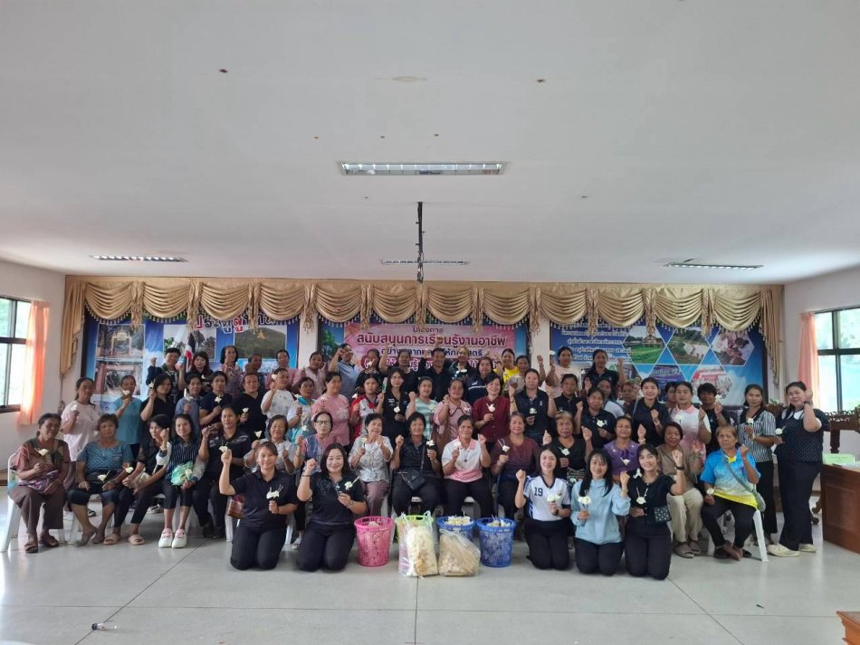 โครงการสนับสนุนการเรียนรู้งานอาชีพอย่างหลากหลายให้กลุ่มสตรี (อบรมให้ความรู้เรื่องการทำดอกไม้จันทน์)  ประจำปีงบประมาณ 2569